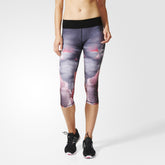 Highlights the high-velocity urban graphic and the professional finish of the side-seam construction.