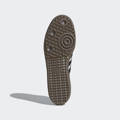 View of the outsole of the Adidas Samba OG Men's white trainers, showing the textured gum rubber sole with its football-inspired pivot point and traction pattern.