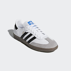 Angled view of the Adidas Samba OG Men's trainers in white with black stripes and gum soles, side by side, showcasing their timeless design.