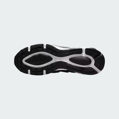 View of the outsole of the Nike Air Max TW trainers, showing the durable rubber tread pattern and the unique five-window Air unit design.