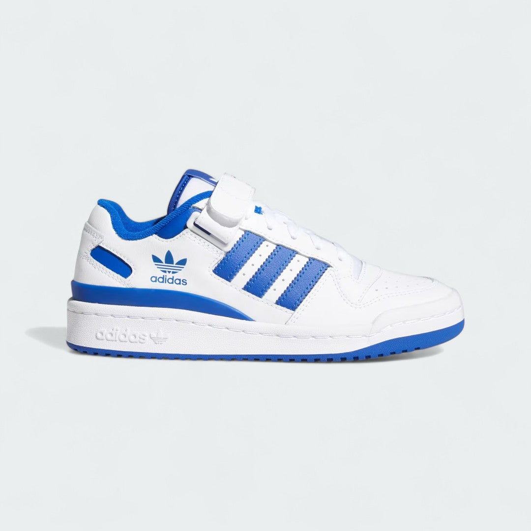 Adidas Forum Low Juniors' trainers in white leather with a royal blue Trefoil logo, side profile showing classic silhouette, perforated toe box, and hook-and-loop ankle strap.