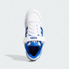 Top-down view of a pair of Adidas Forum Low Juniors' trainers in white with royal blue accents, highlighting their classic silhouette and lace-up closure.