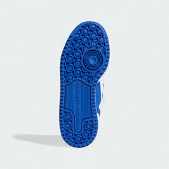 View of the outsole of the Adidas Forum Low Juniors' white trainers, showing the durable rubber sole and classic traction pattern.