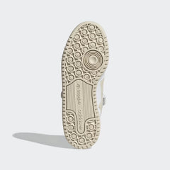 View of the outsole of the Adidas Forum Low Women's white trainers, showing the durable rubber sole and classic traction pattern.