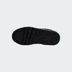 View of the outsole of the Nike Air Max 90 Juniors' black trainers, showing the durable rubber waffle tread pattern.