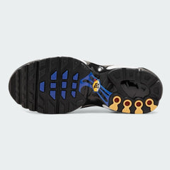 View of the outsole of the Nike Air Max Plus TN Juniors' trainers, showing the durable rubber tread pattern and visible Tuned Air segments.