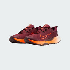 Angled view of two Nike Juniper Trail 2 GORE-TEX V2 men's trail shoes in burgundy and orange, side by side, showcasing their versatile design.