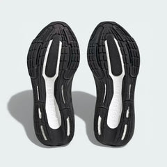 View of the rubber outsole, showcasing the stretchweb pattern designed to flex with the foot and provide grip on urban roads.