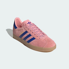 Emphasising the T-toe overlay and the striking tri-tone neon-on-pastel colour blocking.