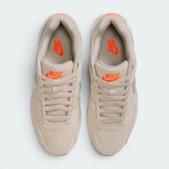 Focuses on the "locked-in" lacing system and the professional finish of the premium leather toe box.