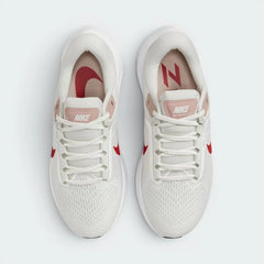 Focuses on the "locked-in" lacing system and the professional grain of the engineered mesh upper.