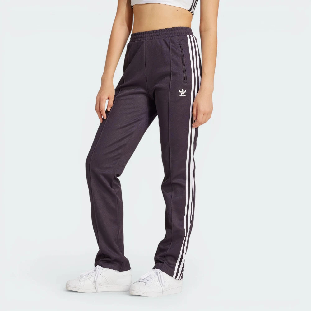 Focuses on the locked-in drawcord and the professional finish of the elastic waistband.