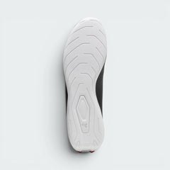 Displays the technical rubber tread designed for unreal multi-surface grip.