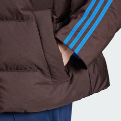 Detailed zoom on the full-zip closure and stand-up collar of the Adidas Premium Puffer Jacket, highlighting the durable hardware and retro design.
