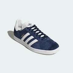 Angled side view of adidas Originals Gazelle Men's shoes highlighting silhouette and colour contrast