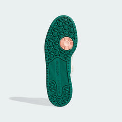 View of the outsole of the Adidas Forum 84 Low Men's off-white trainers, showing the durable rubber sole and classic pivot circle traction pattern.