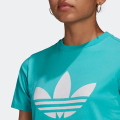 Close-up of adidas Adicolor Women's Trefoil T-Shirt HE6869 Trefoil print and ribbed crewneck detail