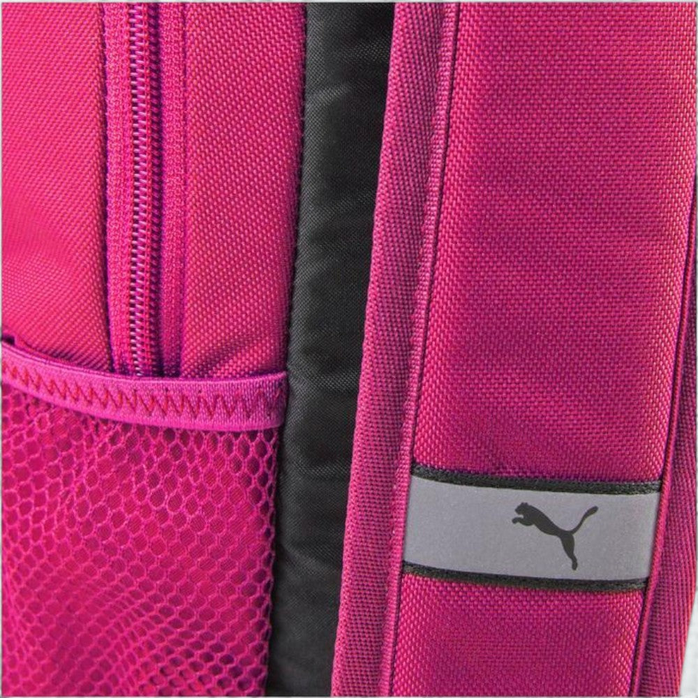 Highlights the technical padding and the "unreal" finish of the adjustable hardware.