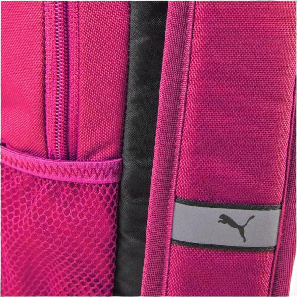 Highlights the technical padding and the "unreal" finish of the adjustable hardware.