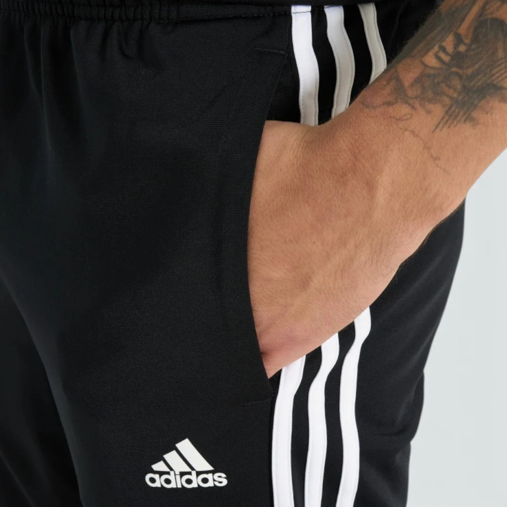 Details the high-definition pocket stitching and the precision of the fabric texture.