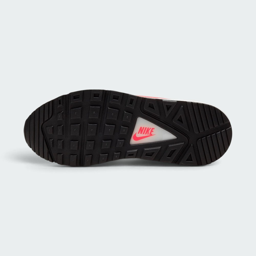 Displays the full-length black rubber sole, showcasing the iconic waffle lug pattern engineered for heritage traction and durable street grip.