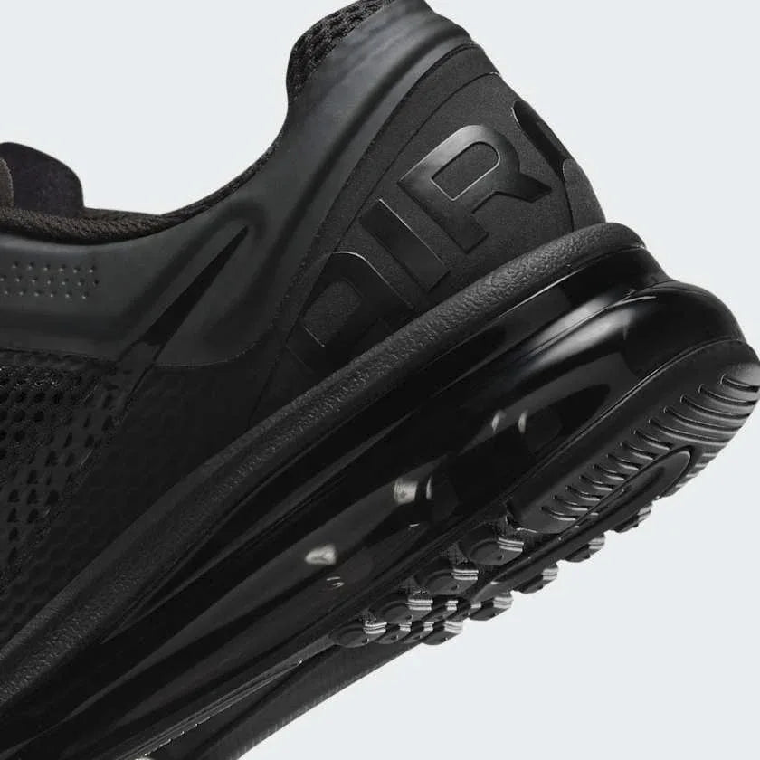 Detailed zoom on the outsole and midsole of the Nike Air Max 2013 Juniors' black trainers, highlighting the transparent full-length Max Air cushioning unit and cushioned foam.