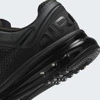Detailed zoom on the outsole and midsole of the Nike Air Max 2013 Juniors' black trainers, highlighting the transparent full-length Max Air cushioning unit and cushioned foam.