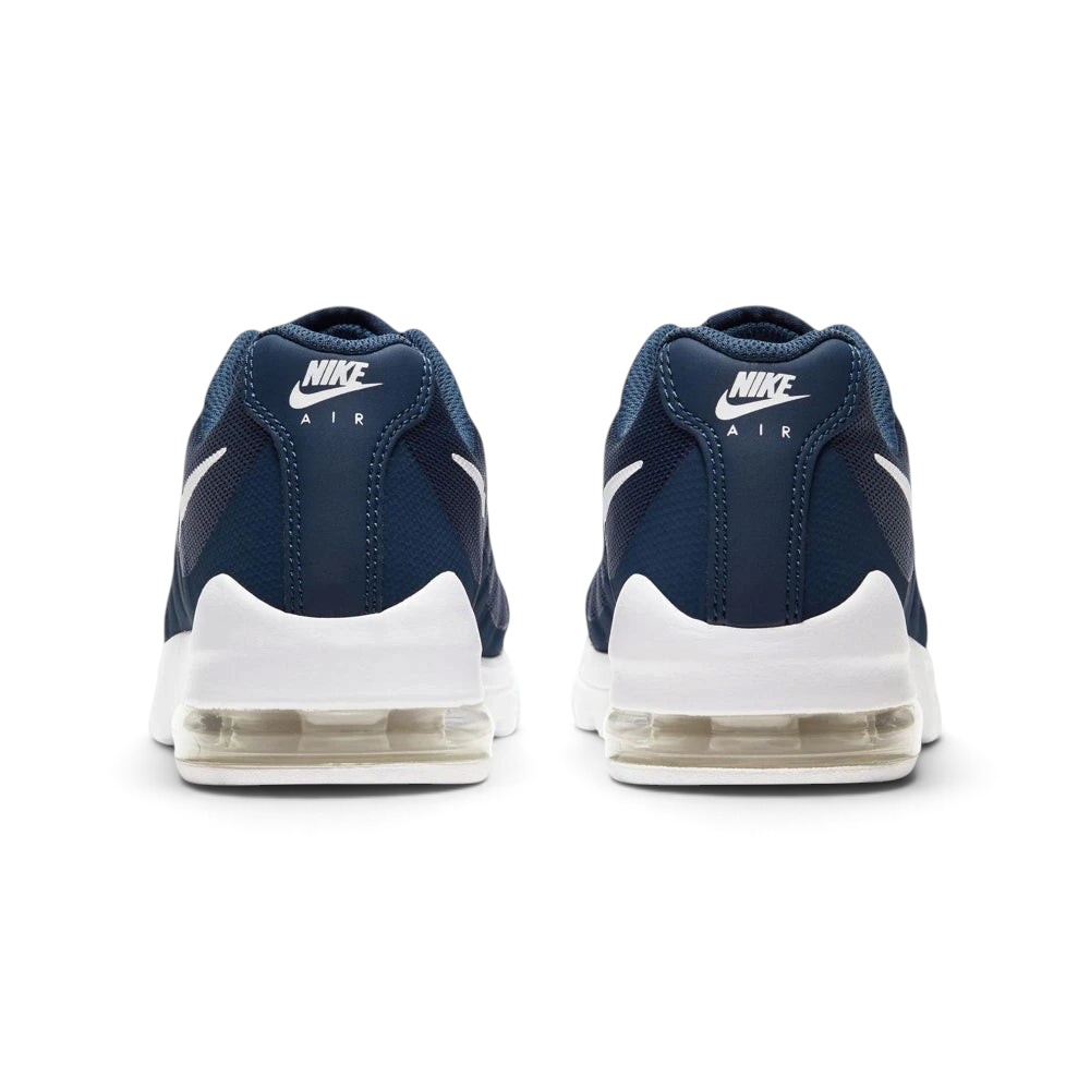 Focuses on the contoured shape of the structured rear heel counter, highlighting the crisp white Nike Air block logo stamped cleanly onto the spine.