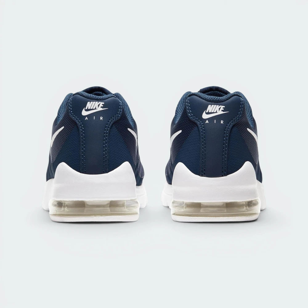 Focuses on the contoured shape of the structured rear heel counter, highlighting the crisp white Nike Air block logo stamped cleanly onto the spine.