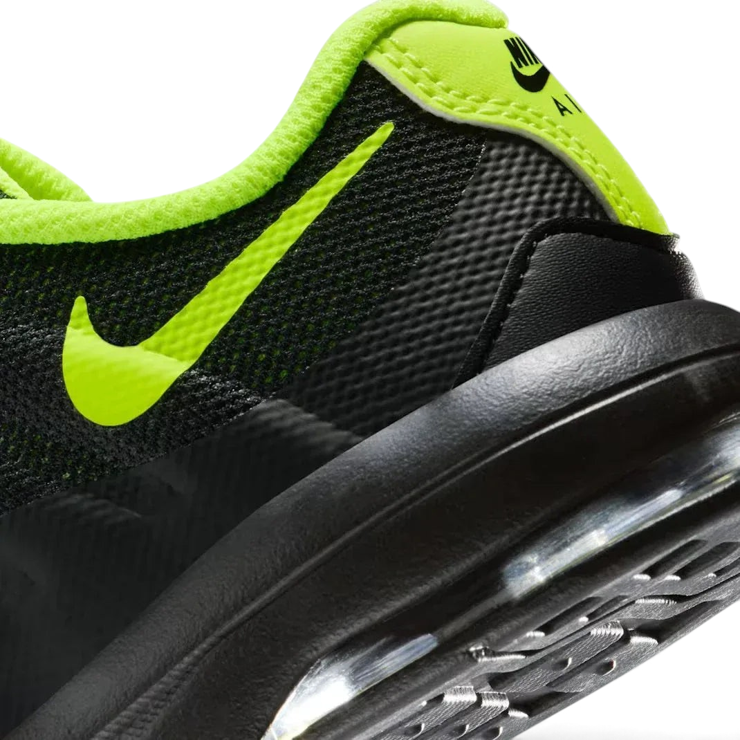 Detailed zoom on the midsole area, highlighting the transition between the lightweight foam and the high-traction rubber outsole.