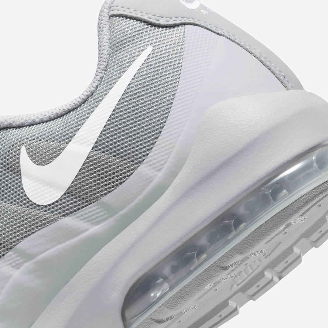 Detailed zoom on the outsole and midsole of the Nike Air Max Invigor Men's grey trainers, highlighting the cushioned foam and visible Max Air unit.