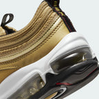 Highlights the "unreal" clean finish where the upper gold synthetic mudguard seamlessly bonds onto the top edge of the pressurized air capsule.