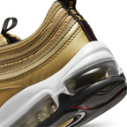 Highlights the "unreal" clean finish where the upper gold synthetic mudguard seamlessly bonds onto the top edge of the pressurized air capsule.