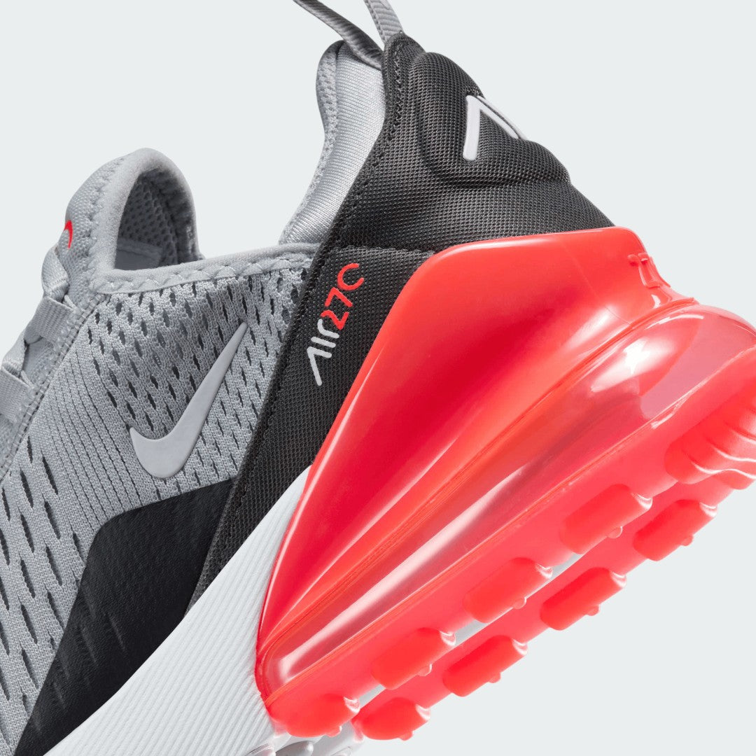 Detailed zoom on the outsole and midsole of the Nike Air Max 270 Juniors' trainers, highlighting the transparent 270 Max Air cushioning and foam midsole.