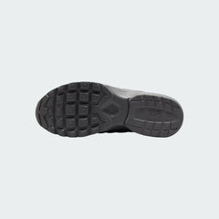 View of the outsole of the Nike Air Max Invigor Print Girls' black trainers, showing the durable rubber tread pattern.