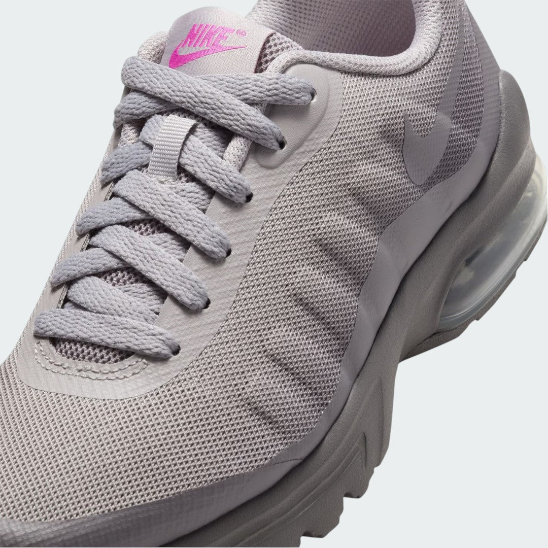 Close-up zoom on the front of the Nike Air Max Invigor Print Girls' trainers, showing the mesh toe box with a floral print, lacing system, and synthetic overlays.