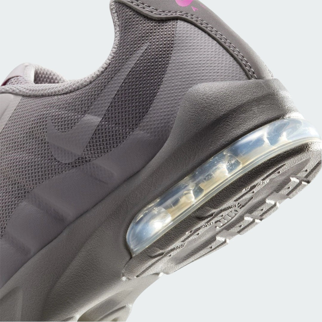 Detailed zoom on the outsole and midsole of the Nike Air Max Invigor Print Girls' trainers, highlighting the cushioned foam and visible Max Air unit.