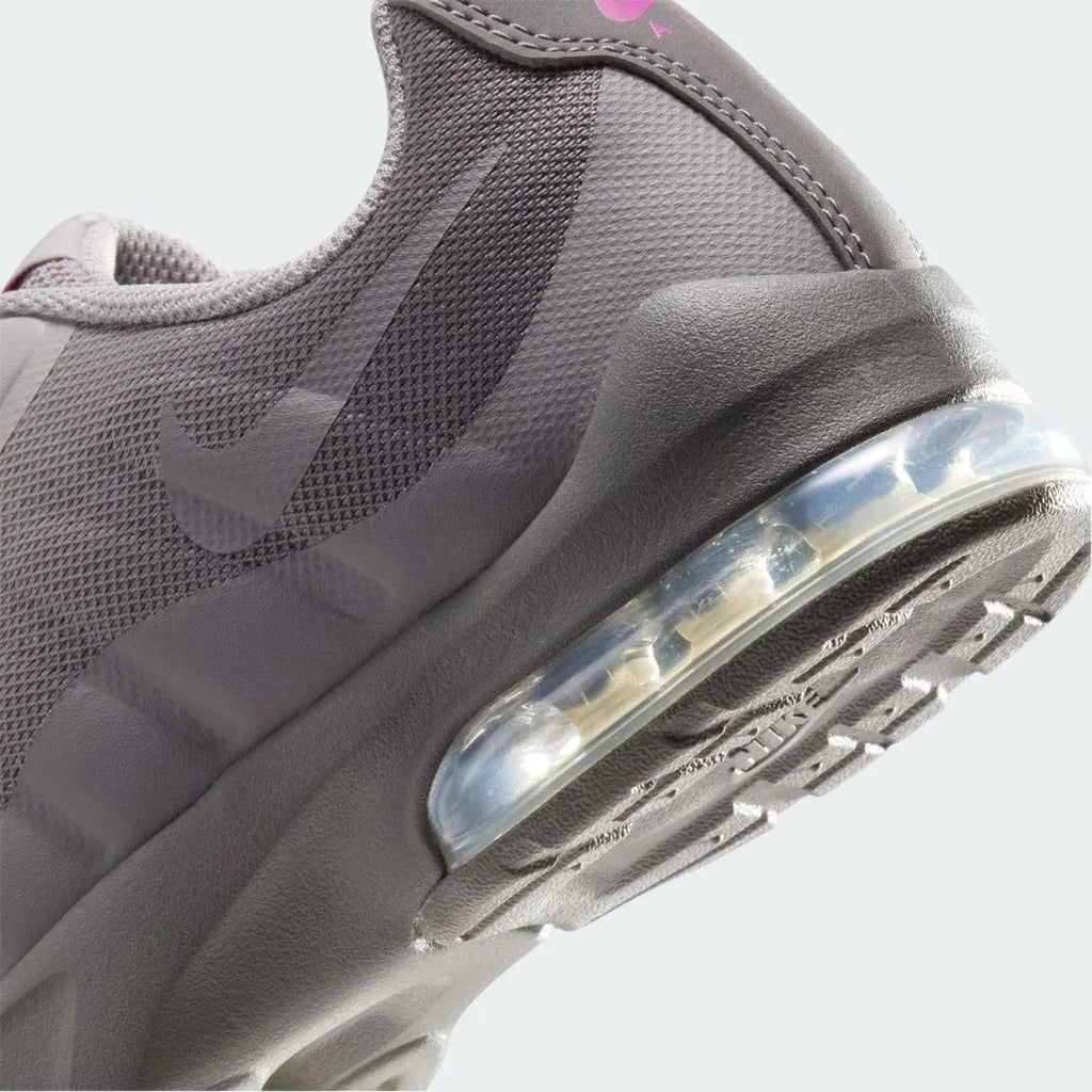 Detailed zoom on the outsole and midsole of the Nike Air Max Invigor Print Girls' trainers, highlighting the cushioned foam and visible Max Air unit.