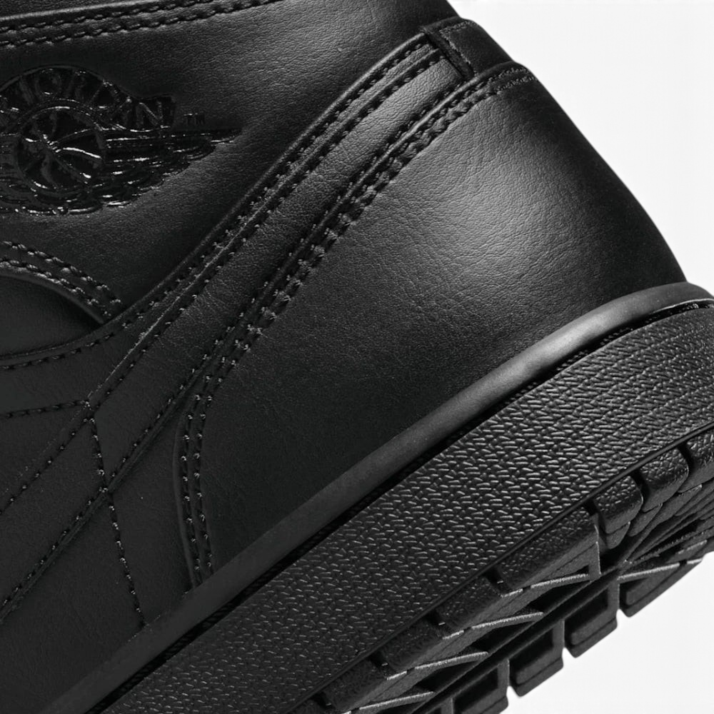 Highlights the "unreal" clean finish where the durable, stitched cupsole midsole carrier securely locks into the premium leather upper, customising a solid boundary engineered for heavy-duty daily use.