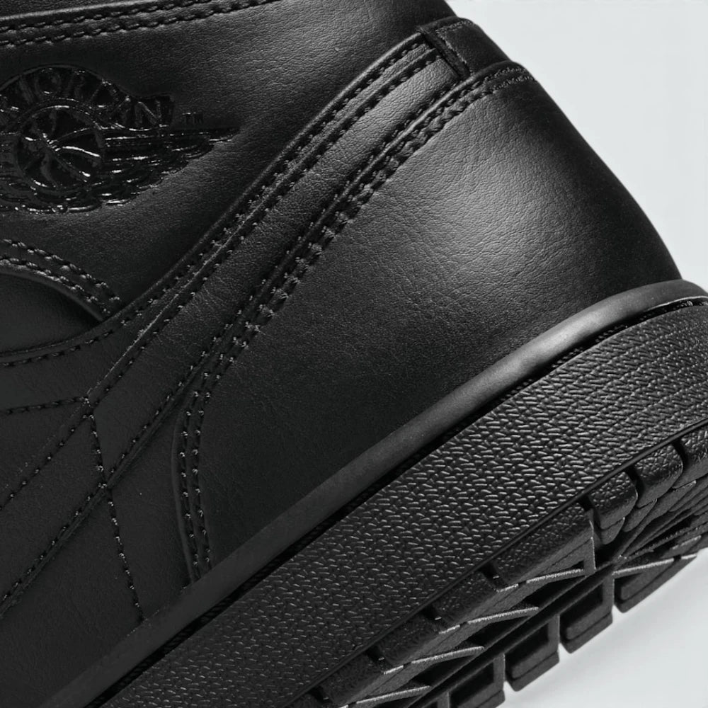 Highlights the "unreal" clean finish where the durable, stitched cupsole midsole carrier securely locks into the premium leather upper, customising a solid boundary engineered for heavy-duty daily use.