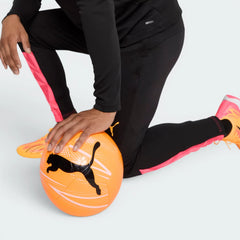 Details the high-definition print and the precision of the panel stitching.