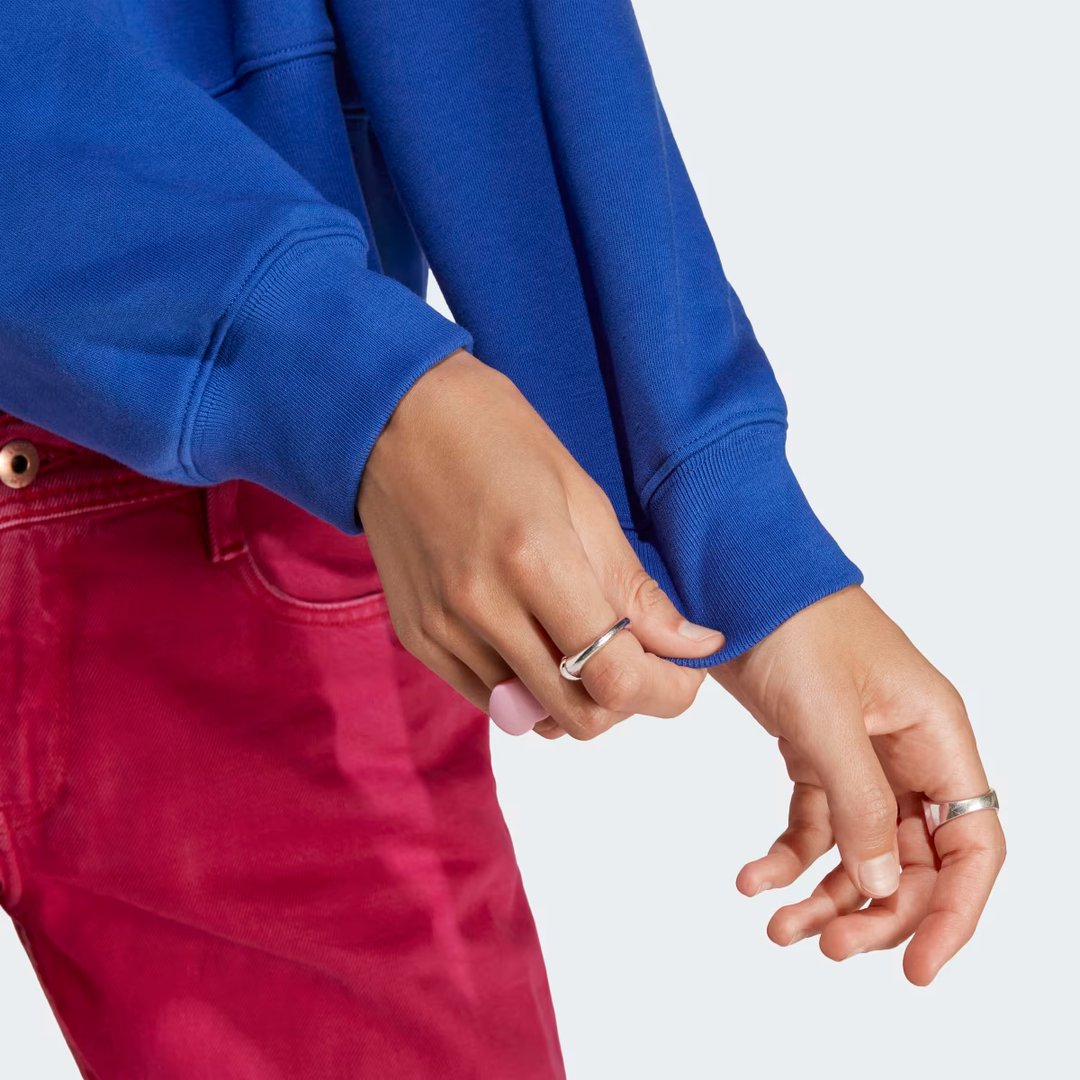 Detailed zoom on the ribbed crewneck collar or cuffed sleeves showing the length of the sleeves