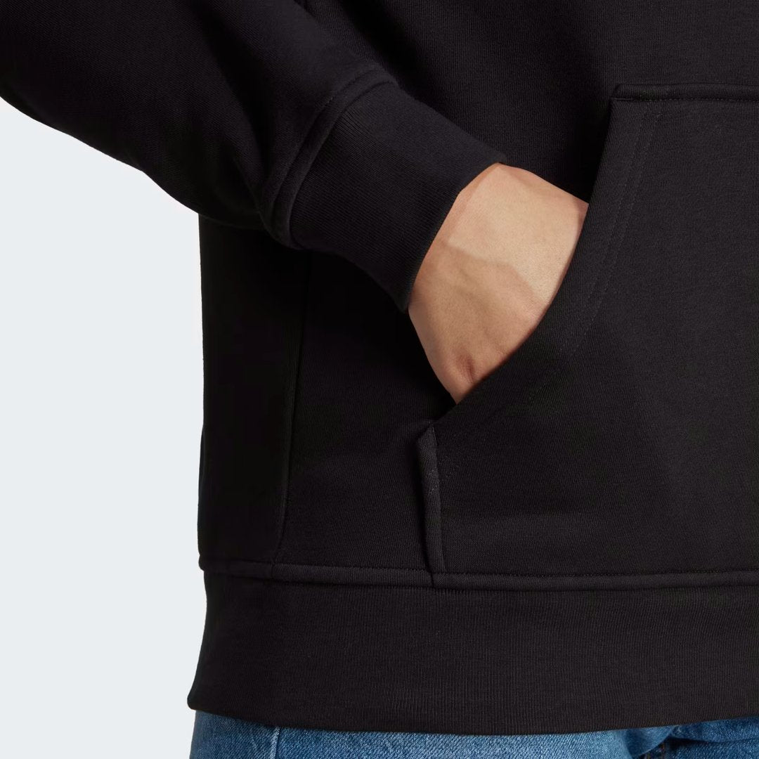 Detailed zoom on the kangaroo pockets and comfort