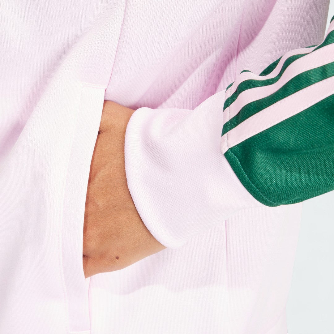 Detailed zoom on the lower part including the pocket and cuffed long sleeves