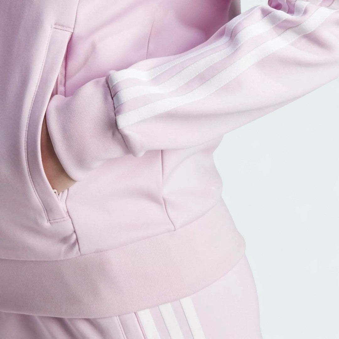 Detailed zoom on the lower part of the jacket featuring the pocket and cuffed sleeves
