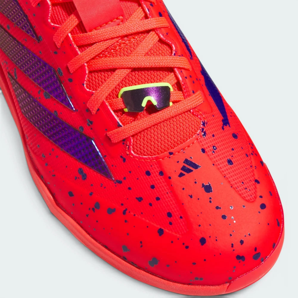 Details the premium reinforcement lines wrapping the abrasion-resistant front toe cap and the precision eyelet configuration.