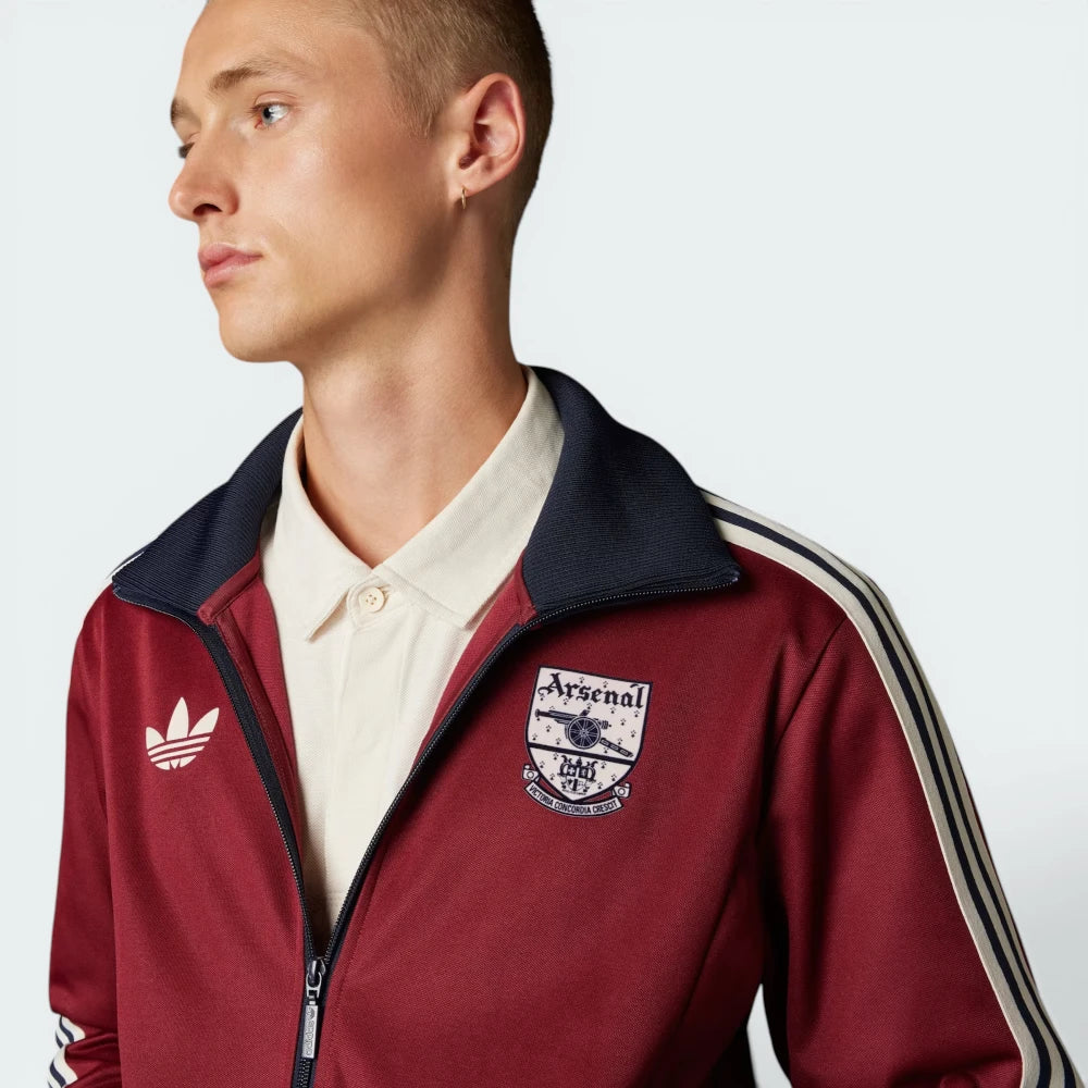 Zoom focusing on the embroided logo and monogram zip
