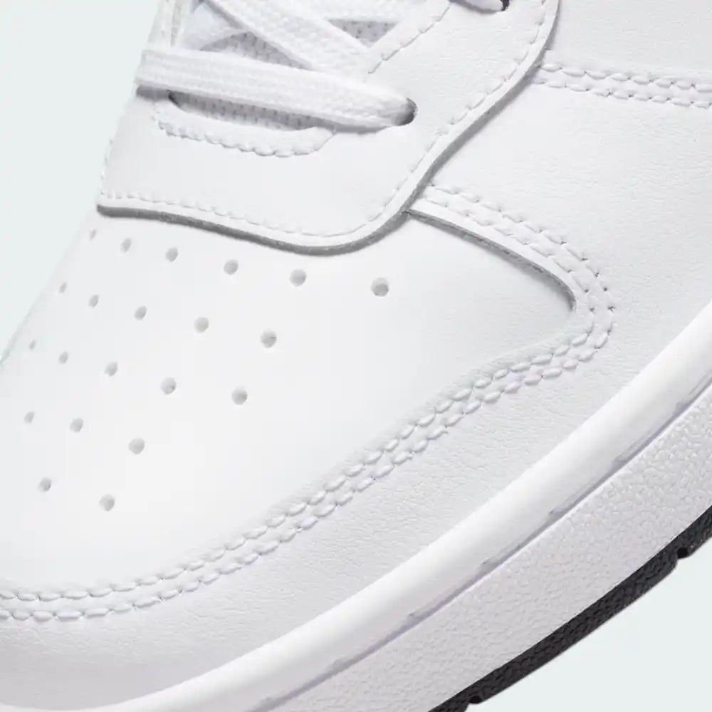 Close-up of the front, showing the quality of the white synthetic leather and the traditional lacing system for a secure fit.