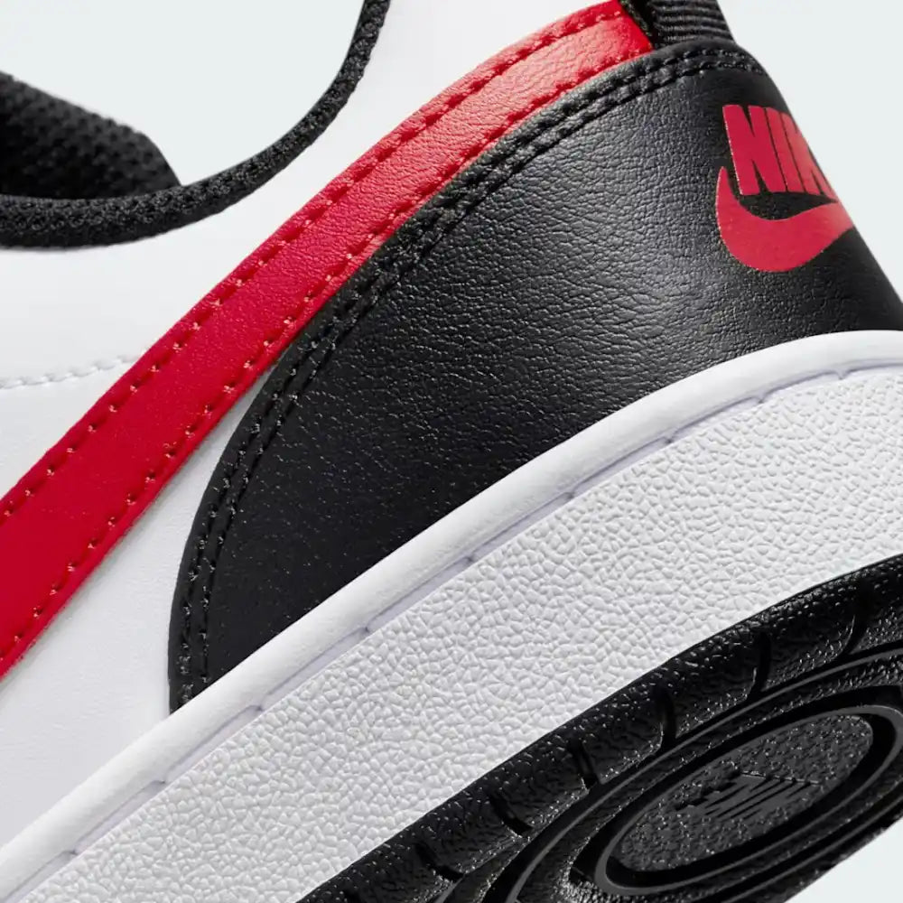 Detailed zoom on the midsole area, highlighting the classic cupsole stitching and the durable white rubber edge.