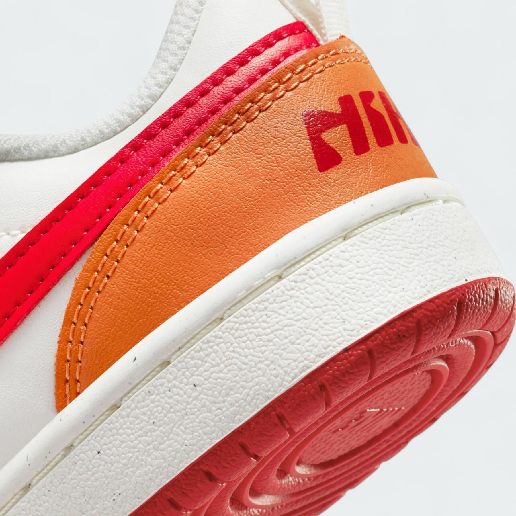  Detailed zoom on the outsole and midsole of the Nike Court Borough Low 2 children's trainers, highlighting the rubber sole and cushioning.